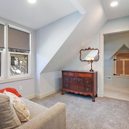 Sage Street Bungalow- Beautifully Renovated, Historical Home Walking Distance To Downtown レイク・ジェニーバ エクステリア 写真